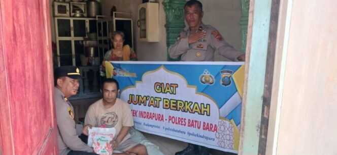 
 Polsek Indrapura Gelar Jum’at Berkah, Salurkan Sembako untuk Warga Desa Sipare-pare
