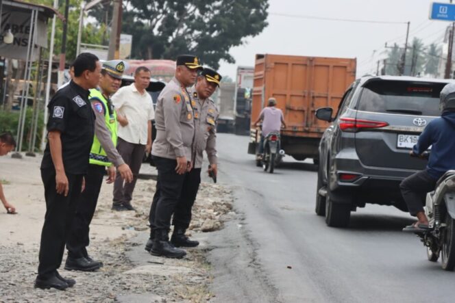 
 Kapolres Batu Bara Cek Jalan Rusak dan Stok BBM Jelang Operasi Ketupat Toba 2026