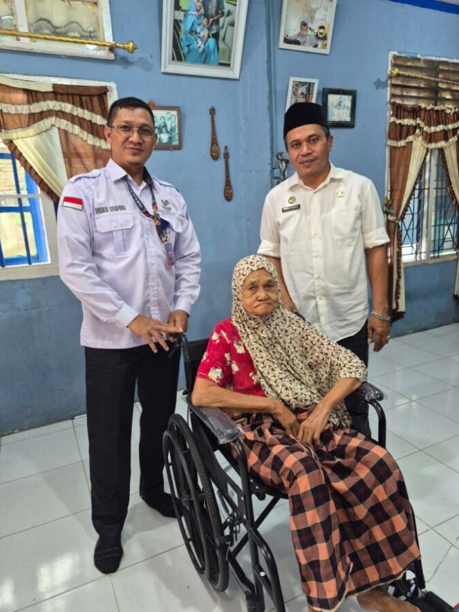 
 Dinsos PPPA Batu Bara Salurkan Bantuan Kursi Roda dan Tongkat bagi Penyandang Disabilitas