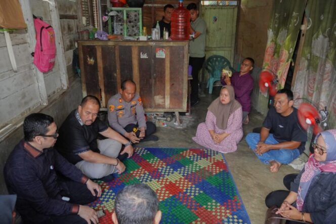 
 Bupati Batu Bara Kunjungi Warga Terdampak Musibah di Desa Petatal