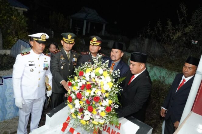 
 Bupati Batu Bara Hadiri Upacara Malam Taptu dan Pimpin Ziarah ke Makam Pejuang