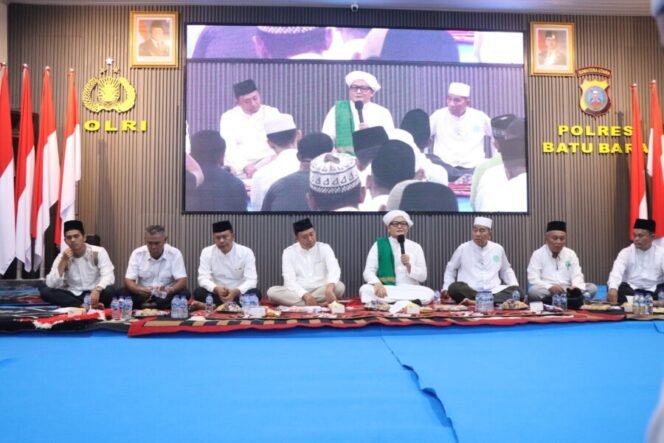 
 Polres Batu Bara Gelar Maulid Nabi 1448 H, Santuni Anak Yatim dan Santri