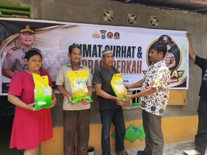 
 Jumat Berkah, Satresnarkoba Polres Batu Bara Bagikan Sembako kepada Lansia di Desa Lalang