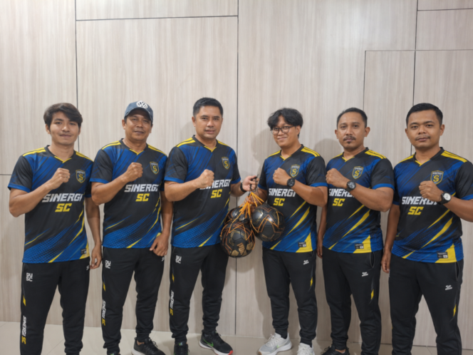 
 Kasat Narkoba Polres Batu Bara Dukung Wartawan Olahraga, Serahkan Bola kepada Sinergi SC