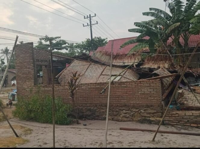 
 Diterjang Angin Kencang, Rumah Warga di Perupuk Roboh
