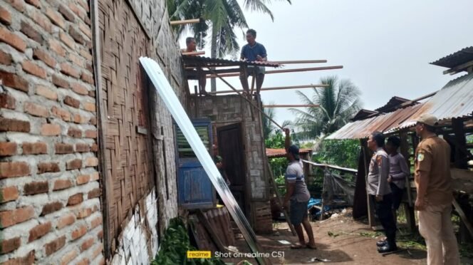 
 Kapolsek Air Putih Peduli, Warga Terdampak Angin Kencang Dibantu