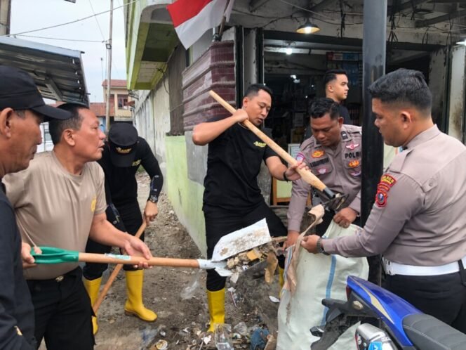 
 Kapolres Batu Bara Bersama Forkopimda Gelar Gotong Royong Massal di Tanjung Tiram