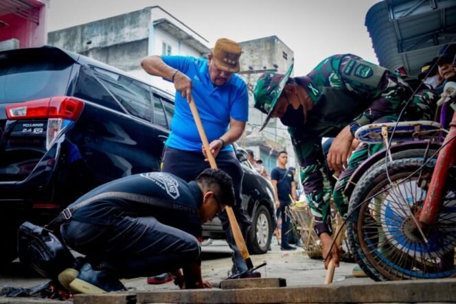 
 Ciptakan Lingkungan Bersih dan Asri, Bupati Baharuddin Pimpin Gotong Royong di Tanjung Tiram