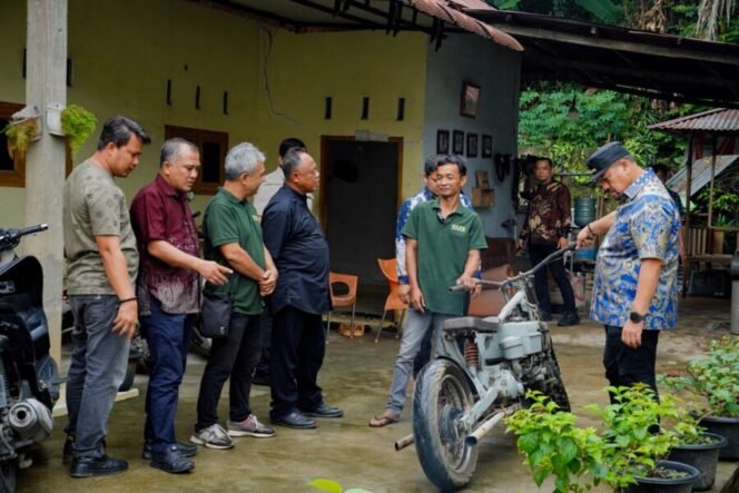 
 Bupati Batu Bara Tinjau Pengolahan Sampah Plastik Menjadi Bahan Bakar Alternatif di Labuhanbatu