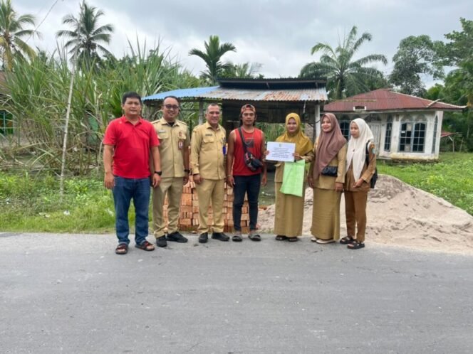 
 Pemkab Batu Bara Ulurkan Tangan, Dua Rumah Korban Bencana Dapat Bantuan